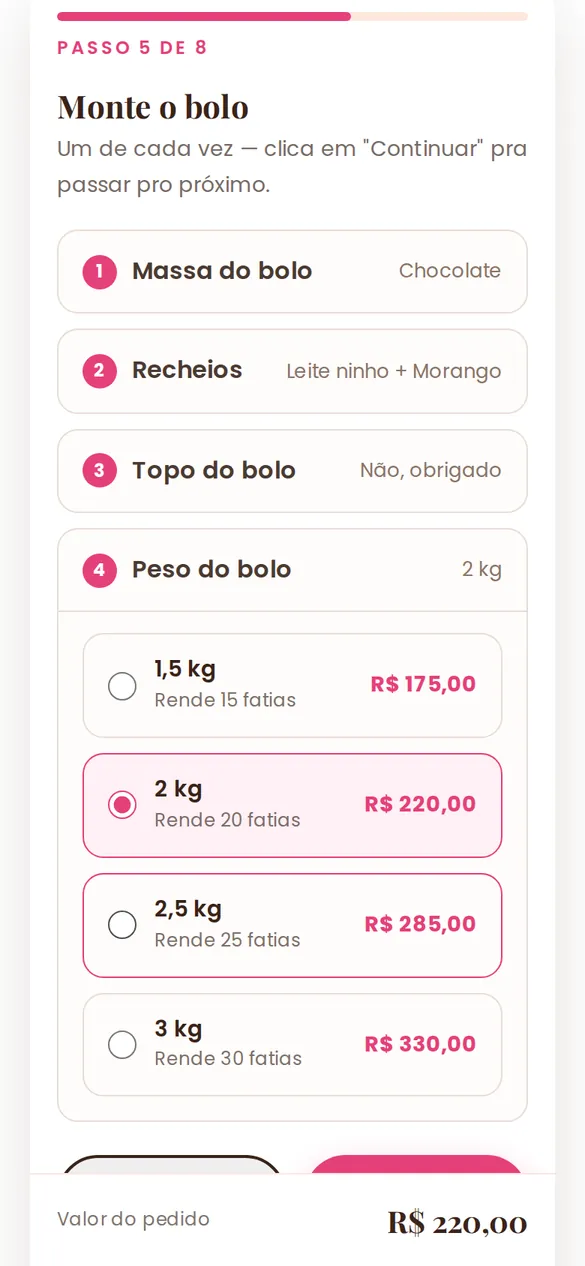 Cliente montando o bolo pelo celular